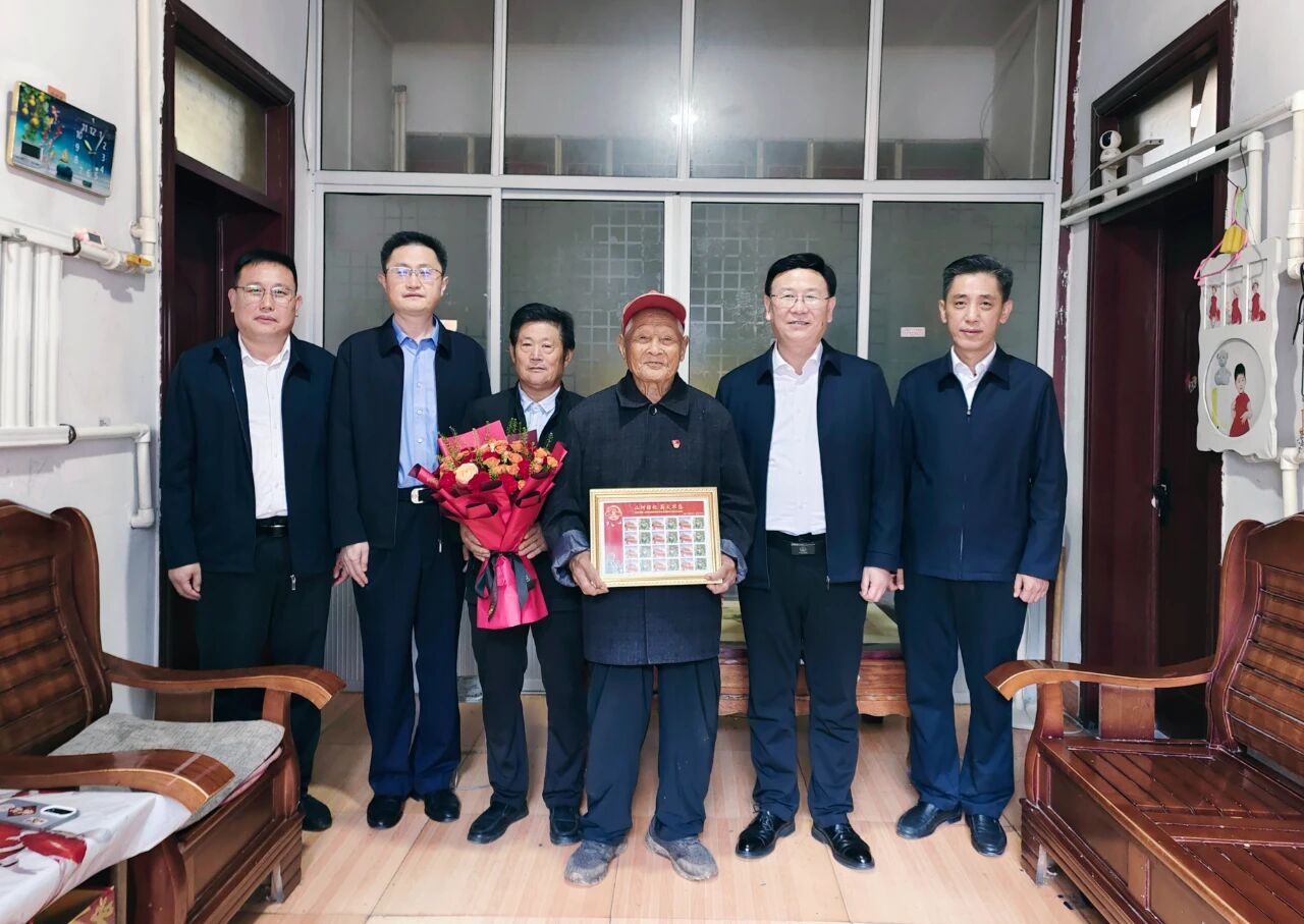 方寸邮票忆峥嵘 走访慰问暖兵心